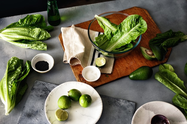 Ingrediënten voor het koken van groene detox salade romaine sla Gezond voedsel