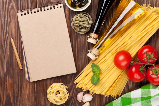 Ingrediënten voor het koken van Italiaans voedsel Pasta tomaten basilicum