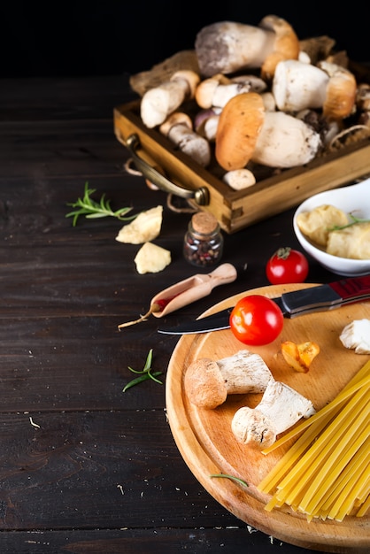 Ingrediënten voor het koken van italiaanse pasta - spaghetti, tomaten, champignons en greens