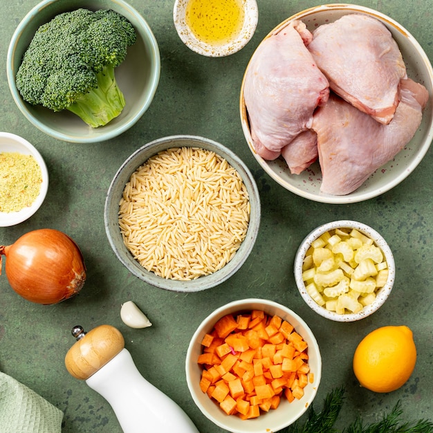 Ingrediënten voor het koken van kip met orzo-pasta en groenten