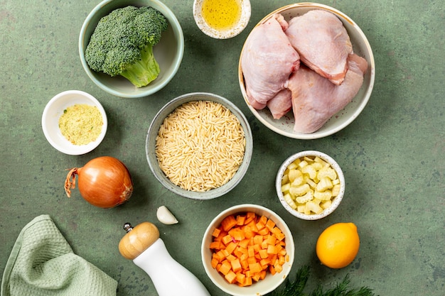 Foto ingrediënten voor het koken van kip met orzo-pasta en groenten