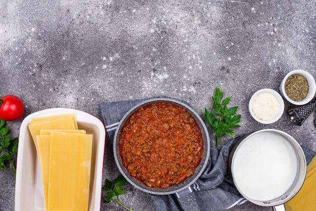 Ingrediënten voor het koken van lasagne Bolognese