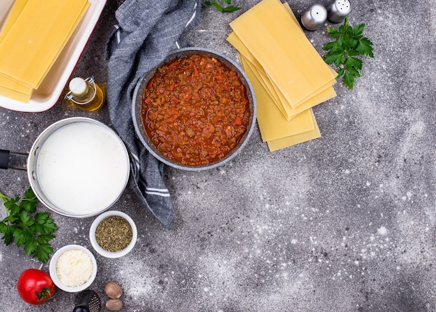 Ingrediënten voor het koken van lasagne Bolognese