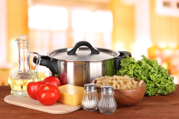 Ingrediënten voor het koken van pasta op tafel in de keuken