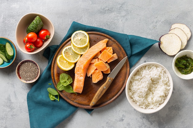 Ingrediënten voor het koken van poke bowl