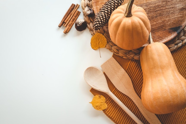 Ingrediënten voor het koken van pompoentaart op een witte achtergrond