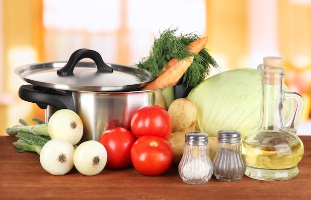 Ingrediënten voor het koken van soep op tafel in de keuken