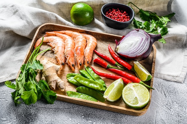 Ingrediënten voor het koken van Tom Kha Gai. Thaise kippensoep in kokosmelk.