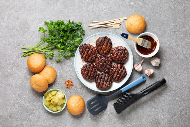 Ingrediënten voor het koken van vlees hamburger close-up op steen