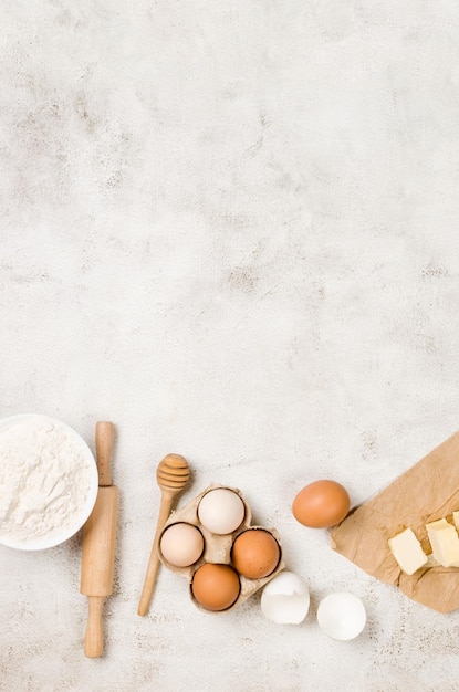 Ingrediënten voor het maken van deeggerechten, taarten, koekjes, muffins, taarten op een grijze achtergrond