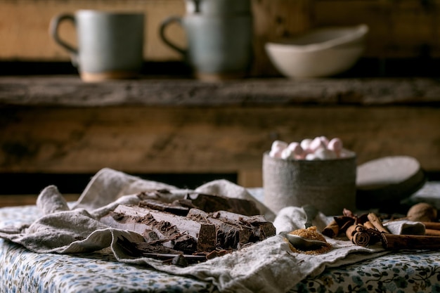 Ingrediënten voor het maken van donkere warme chocolademelk