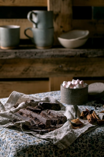 Ingrediënten voor het maken van donkere warme chocolademelk