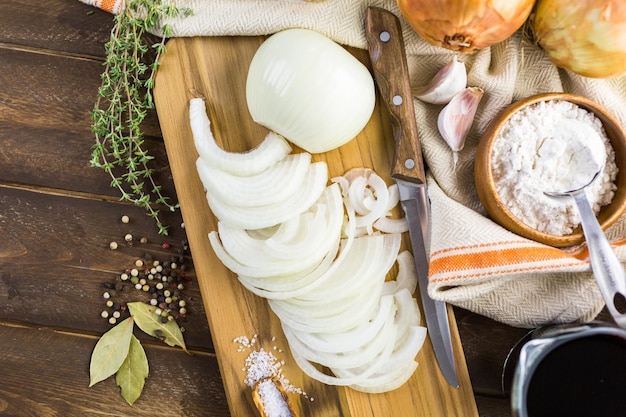 Ingrediënten voor het maken van Franse uiensoep.