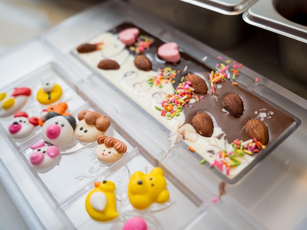 Foto ingrediënten voor het maken van handgemaakte chocolade en snoep in een werkplaats