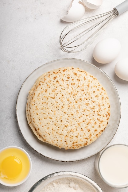 Ingrediënten voor het maken van pannenkoeken voor vastenavond