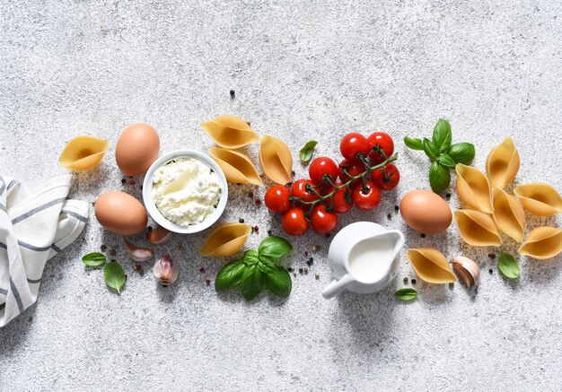 Ingrediënten voor het maken van pasta met ricotta, basilicum en saus. kookproces.