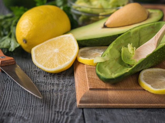 Ingrediënten voor het maken van pasta van avocado op een snijplank.