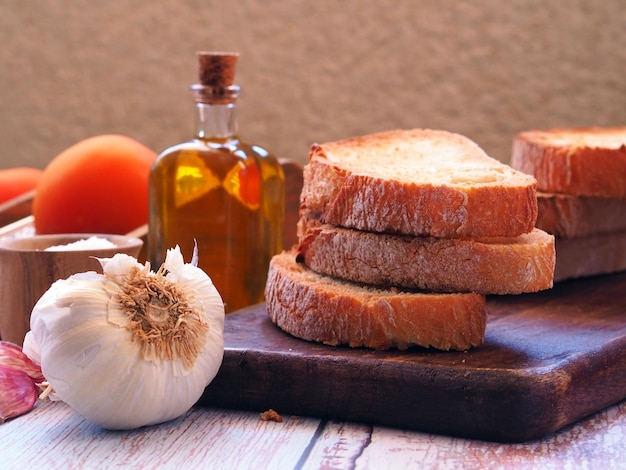 Ingrediënten voor het maken van Spaans tapasbrood met tomaten