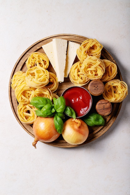 Ingrediënten voor het maken van spaghetti bolognese