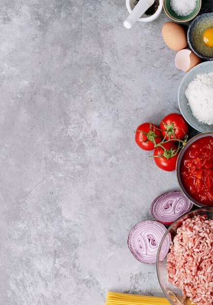 Ingrediënten voor het maken van spaghetti bolognese