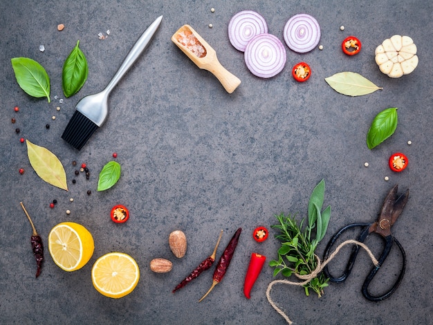 Ingrediënten voor het maken van steak kruiden en kruiden op donkere stenen achtergrond.