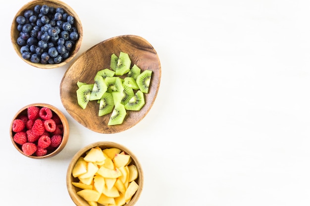 Ingrediënten voor het maken van vers fruit ijslollys met appelsap.