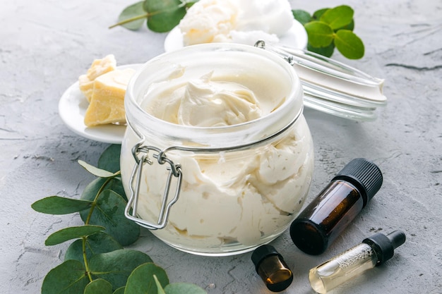 ingrediënten voor het maken van vochtinbrengende body butter thuis bovenaanzicht met plaats voor tekst