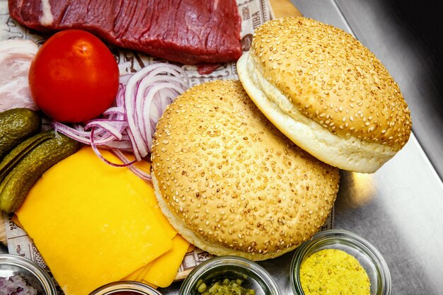 Ingrediënten voor het maken van zelfgemaakte hamburgers in de keuken, geserveerd met vlees