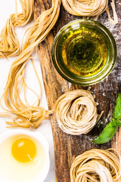 Foto ingrediënten voor huisgemaakte italiaanse pastatagliatelle