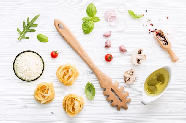 Ingrediënten voor huisgemaakte pasta op houten achtergrond.