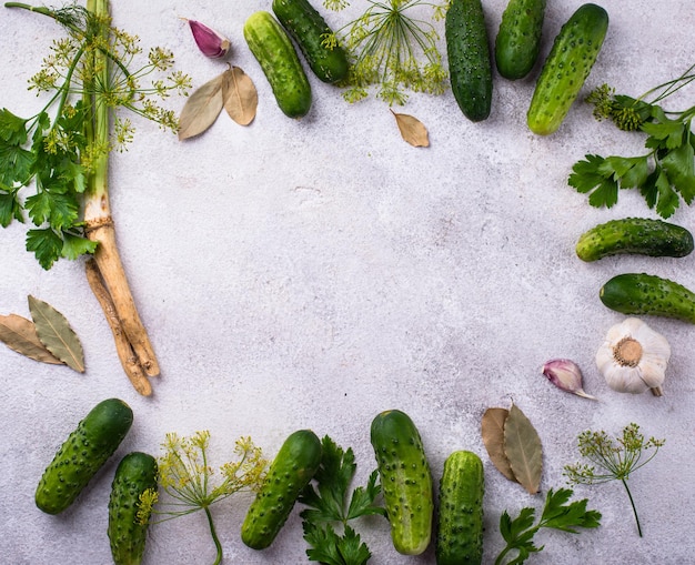 Ingrediënten voor ingelegde of gemarineerde komkommers
