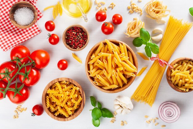 Ingrediënten voor Italiaanse keuken plat leggen, pasta spaghetti penne fusilli tomatenolie groenten