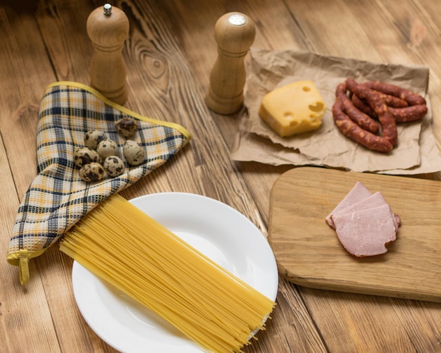 Ingrediënten voor Italiaanse pasta Rauwe spaghetti ham kruiden