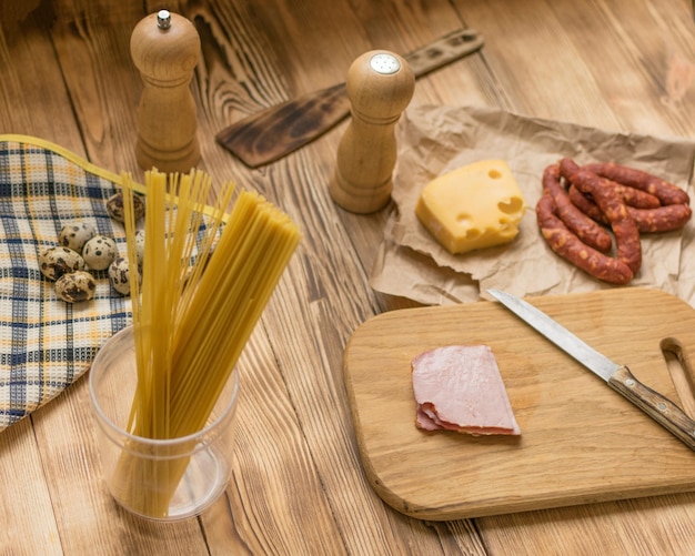 Ingrediënten voor Italiaanse pasta Rauwe spaghetti ham kruiden