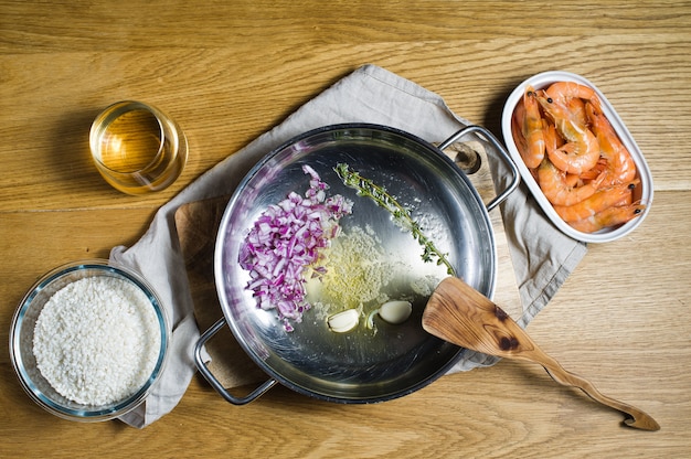 Ingrediënten voor Italiaanse risotto. Garnalen, witte wijn, rijst, uien, tijm, knoflook.