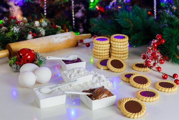 Ingrediënten voor jam en hazelnootpasta voor kerstkoekjes