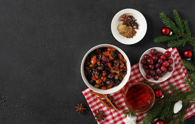 Ingrediënten voor kerst fruit cake op donkere achtergrond noten en gedroogde vruchten genieten van bovenaanzicht