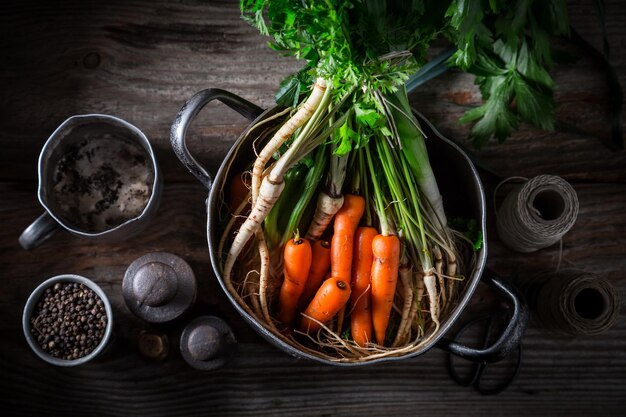 Ingrediënten voor lekkere bouillon met wortel, peterselie en prei