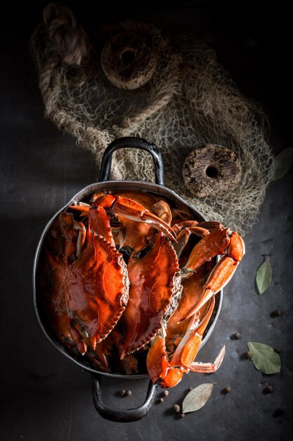 Ingrediënten voor lekkere krab in een oude metalen pot