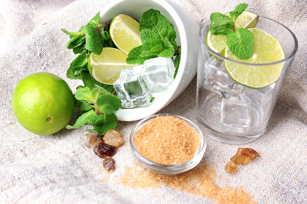 Ingrediënten voor limonade op houten tafel