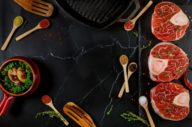 Ingrediënten voor ossobuco bereiden van rundersteel.