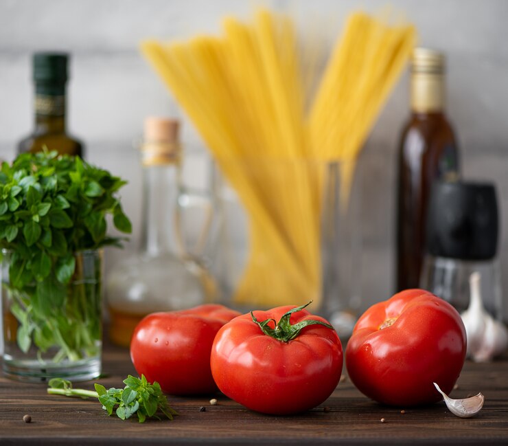 ingrediënten voor pasta met tomaat en basilicum