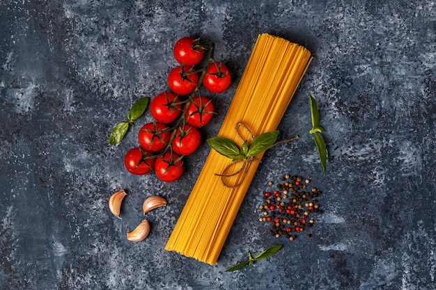 Ingrediënten voor pasta op een donkere tafel