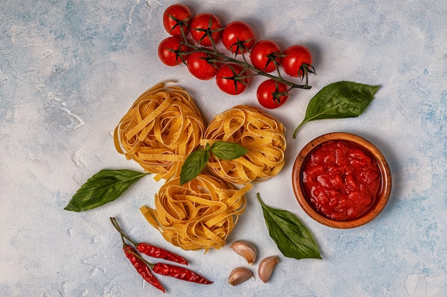 Ingrediënten voor pasta op een donkere tafel