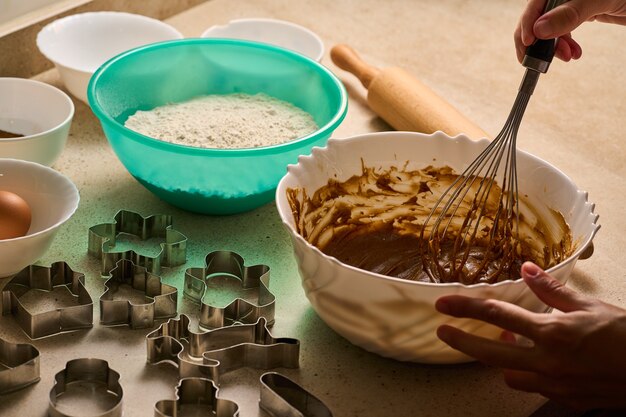 Ingrediënten voor peperkoekdeeg bereiden en kompeddel