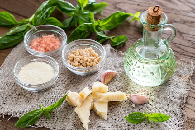 Ingrediënten voor pesto op houten tafel