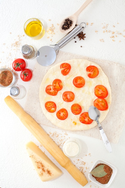 Ingrediënten voor pizza op een witte tafel
