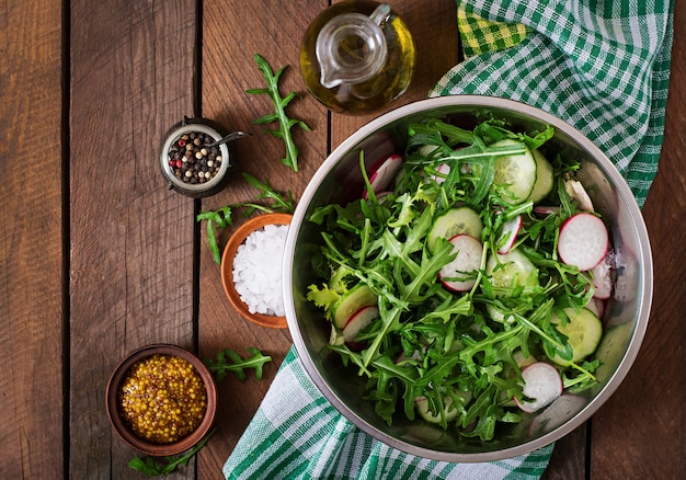 Ingrediënten voor Salade rucola, radijs, komkommer en kruiden