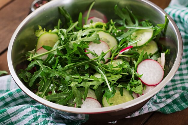 Ingrediënten voor Salade rucola, radijs, komkommer en kruiden