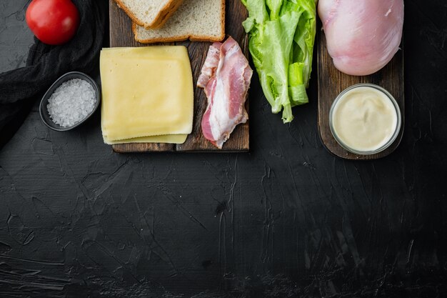 Ingrediënten voor sandwich, spek, kaas, tomaat, kippenvlees, sla, saus,